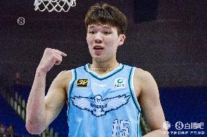 弹无虚发！杨瀚森半场4中4拿到9分4板 三分1中1
