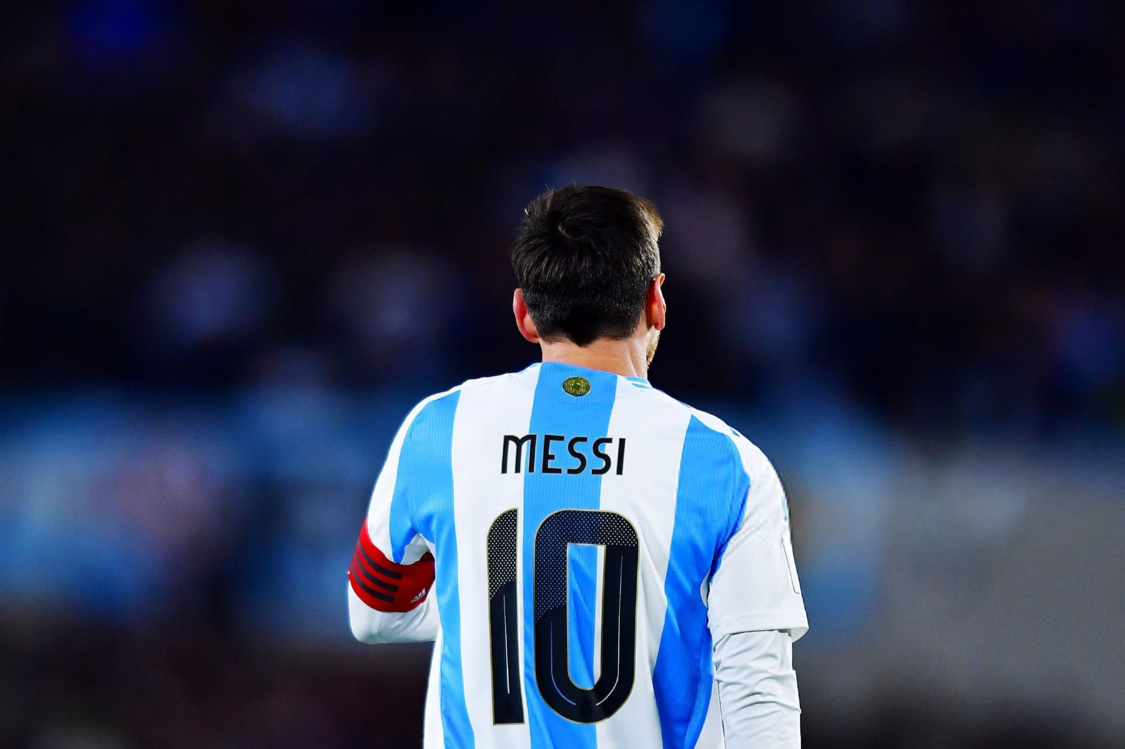 ewc电竞世界杯-同行评10号位排名：梅西历史第一！马拉多纳第七、贝利第八！