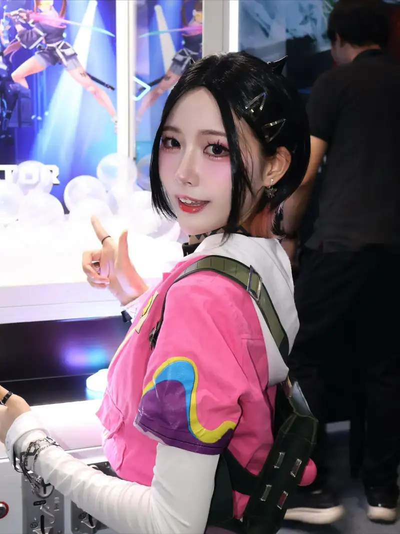 2025电竞世界杯-暮蝶cos：封了烟说了禁止偷看，你还看呢？